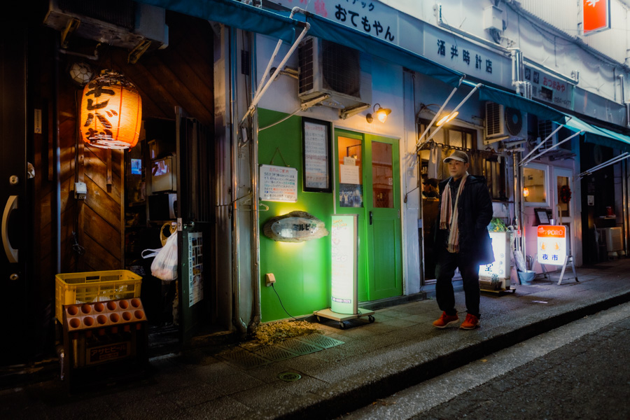Porta luminosa, street photography a Yokohama